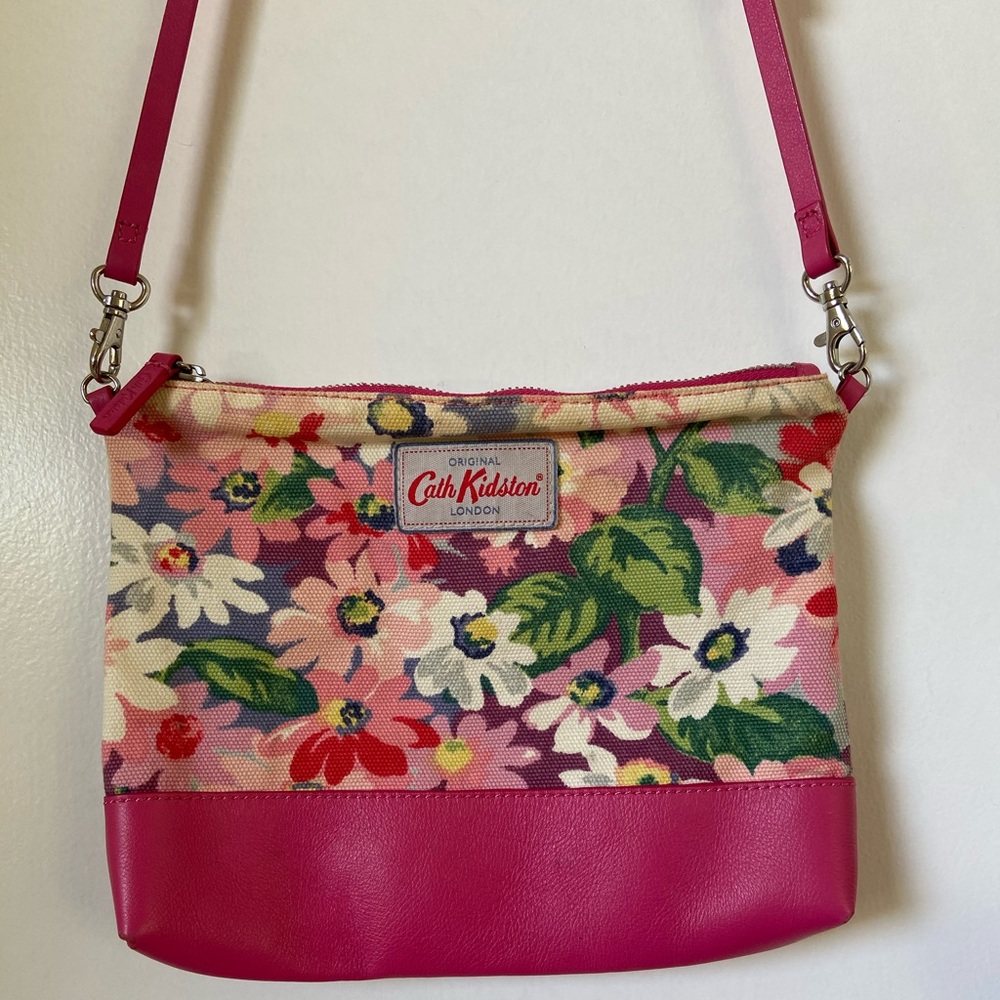 Cath Kidston Daisy Pink leather crossbody bag 🌸
